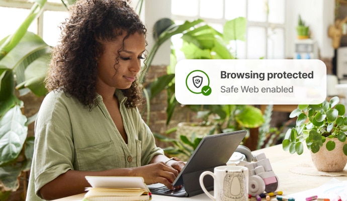 Protección de la navegación por Internet: una mujer revisa su correo electrónico en su computadora portátil